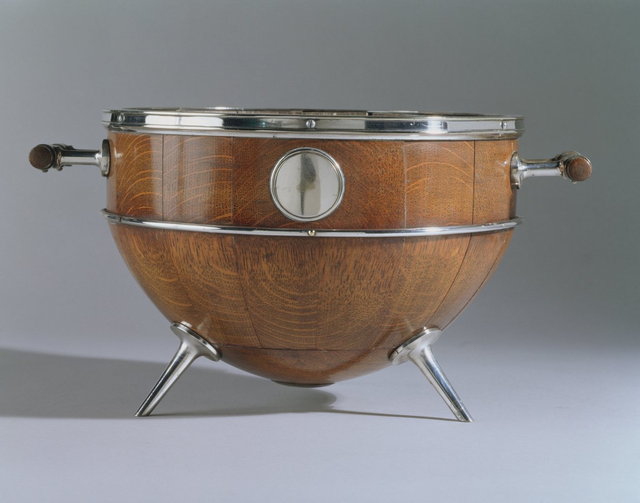 Skål, 1880 (kvarterad ek, galvaniserat silver och glas) av Christopher Dresser