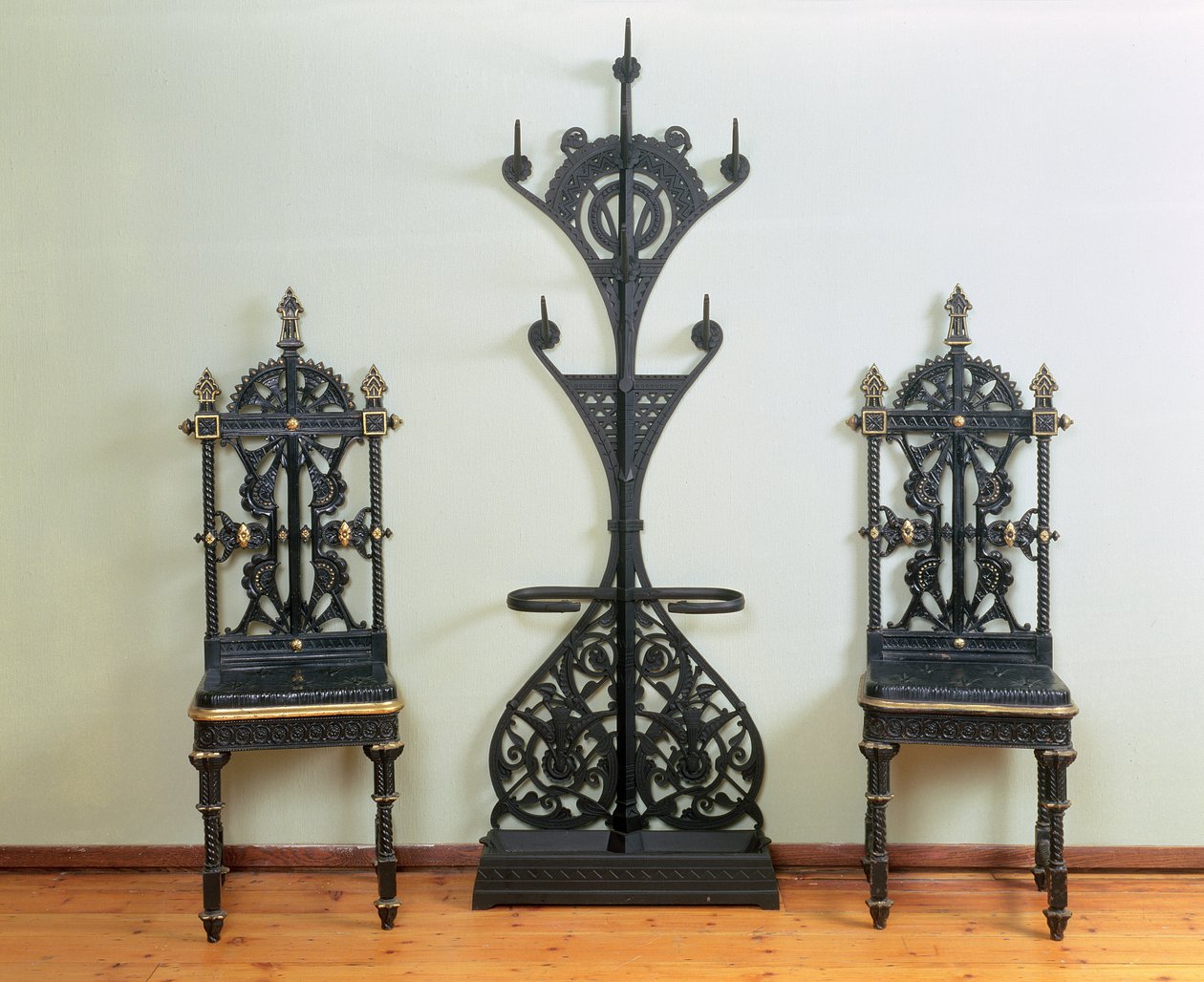 Rock-, hatt- och paraplyställ flankerad av två trädgårds- eller hallstolar, Coalbrookdale, 1867-69 (gjutjärn) av Christopher Dresser