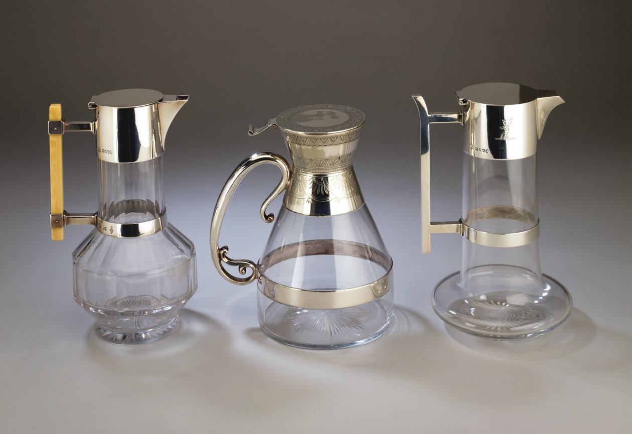 Silvermonterad claretkanna, 1882; elektroplåtmonterad claretkanna med dekor i estetisk stil till fästen; silvermonterad claretkanna, 1880, allt tillverkat av Hukin & Heath (slipat glas) av Christopher Dresser