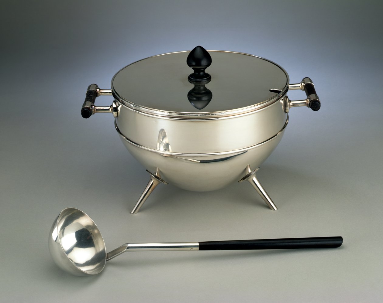 Soppterrin och slev, tillverkad av Hukin & Heath, 1880 (galvaniserat och eboniserat trä) av Christopher Dresser