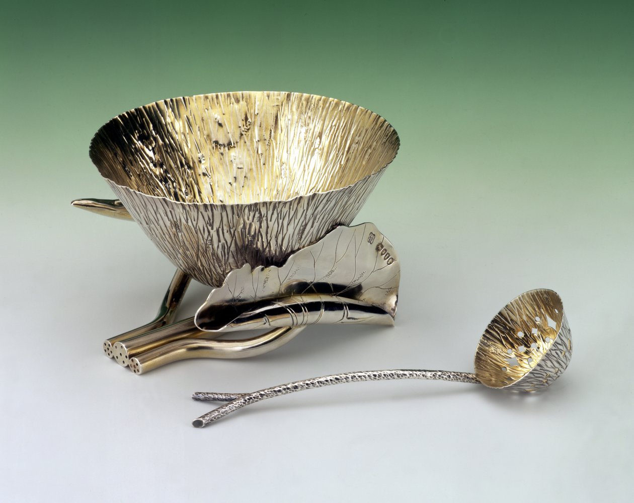 Sockerbåt och sikt, tillverkad av Hukin och Heath, 1884 (silver) av Christopher Dresser