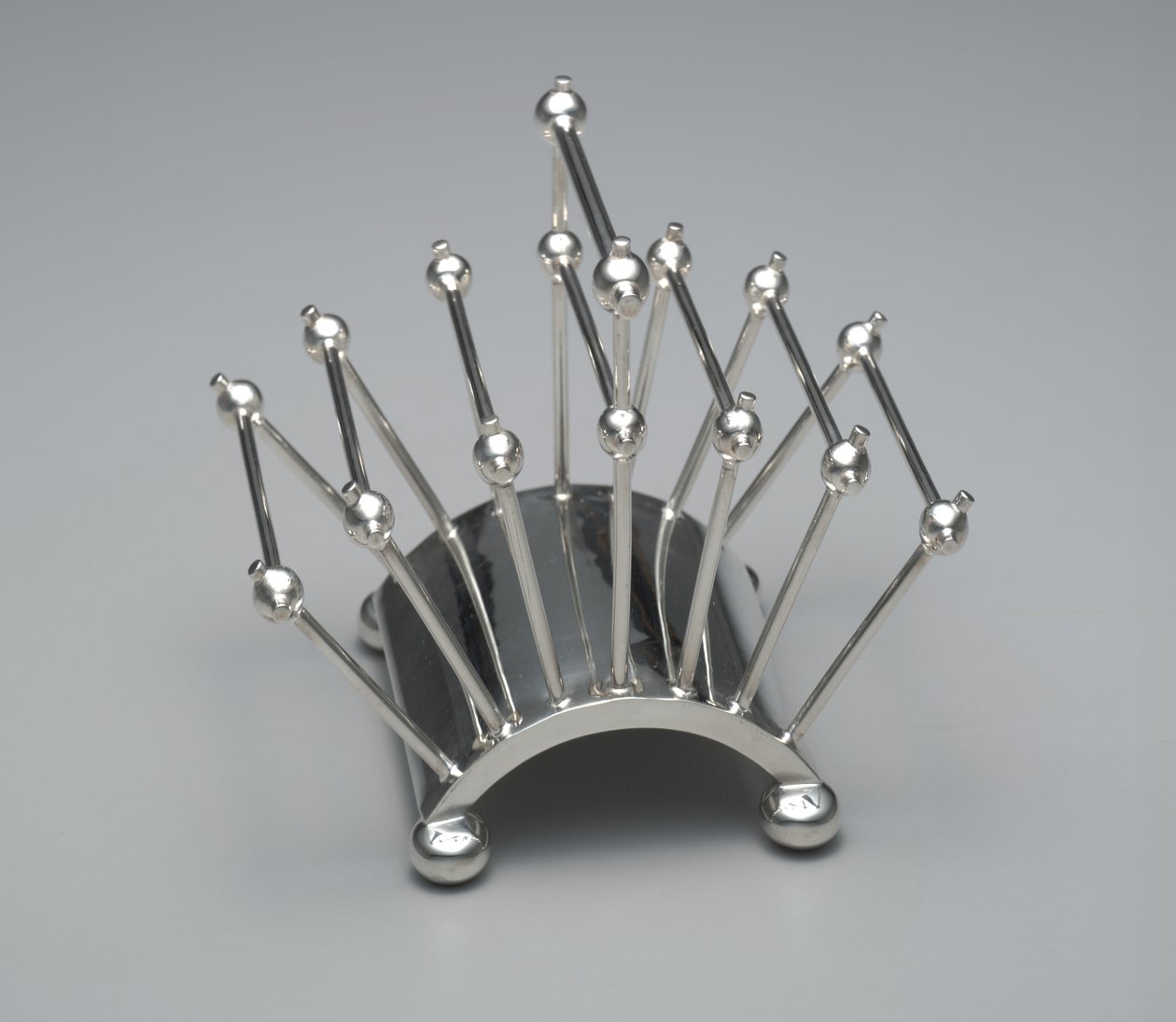 Toastställ, ca 1881 (silverplåt) av Christopher Dresser