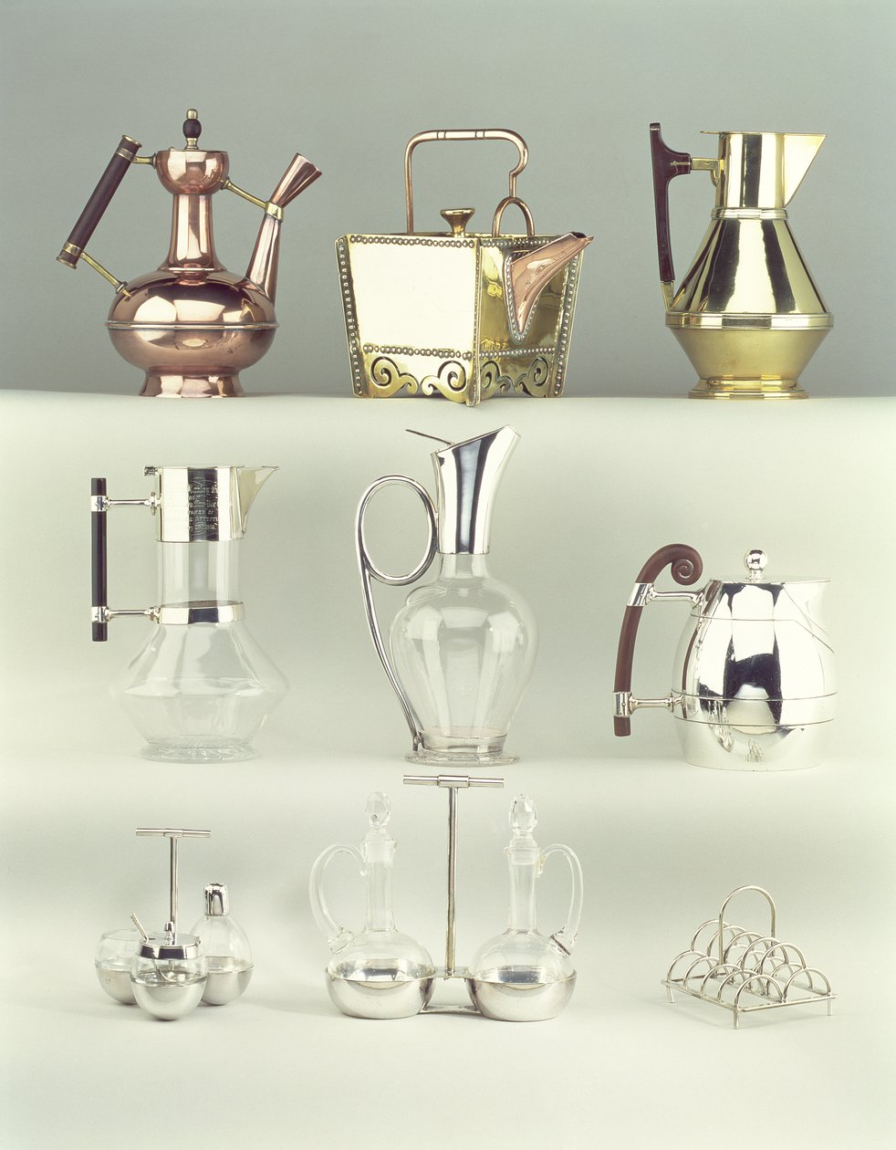 Top, L-R: Oriental Coffee Pot, Benham & Froud, c.1888 (mässing, koppar och trä); Japanese Rivetted Square Teapot, Benham & Froud, c.1888 (koppar och mässing); Claret Jug, Richard Perry, Son & Co., ca 1880 av Christopher Dresser