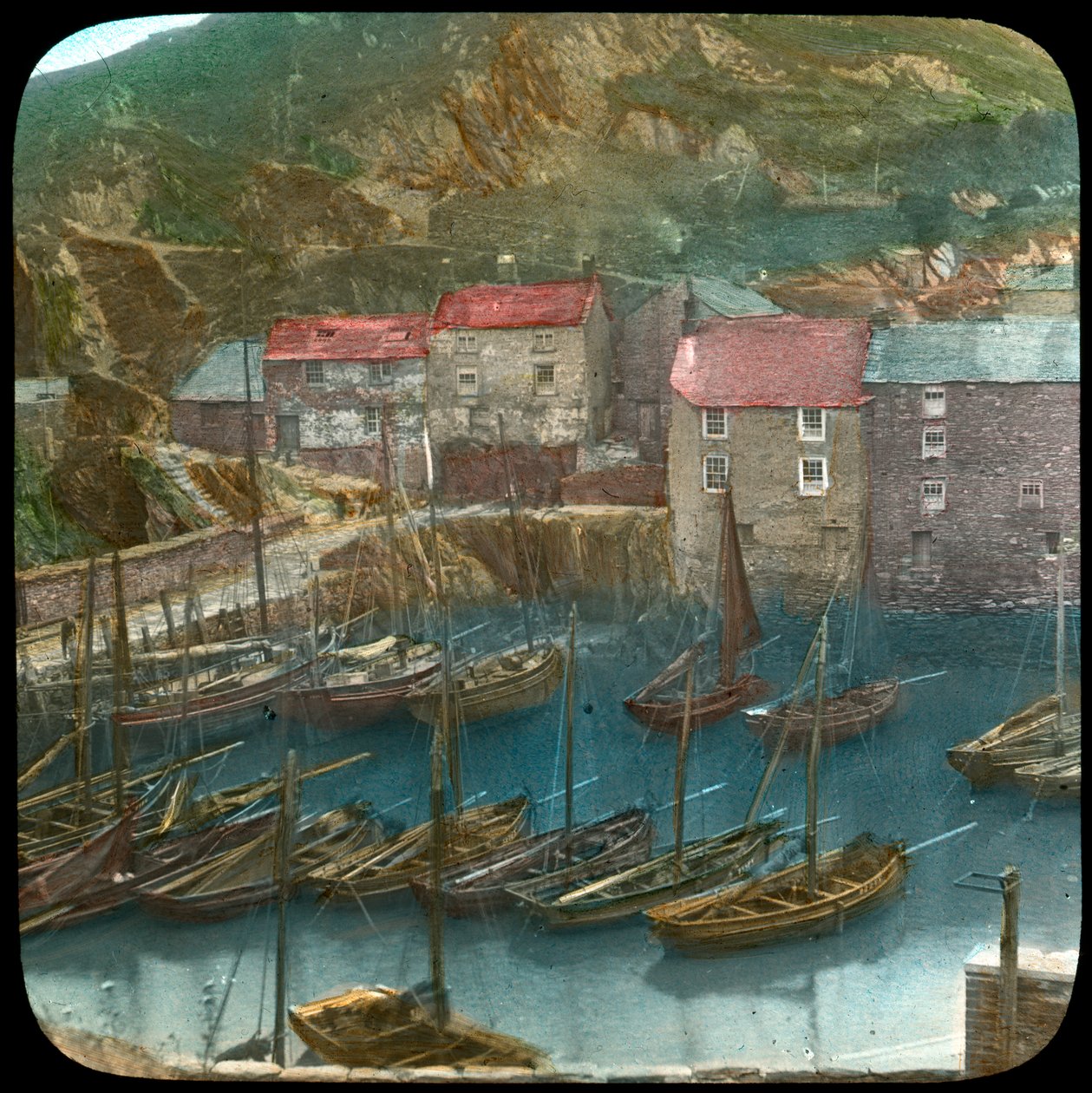 Fiskebåtar i hamnen, Polperro, Cornwall, sent 1800- eller tidigt 1900-tal av Church Army Lantern Department