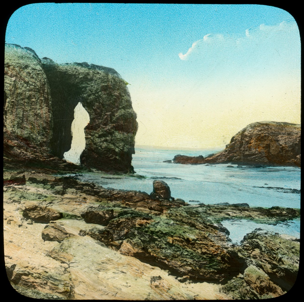 Stenbåge vid Perran Beach, Cornwall, sent 1800- eller tidigt 1900-tal av Church Army Lantern Department