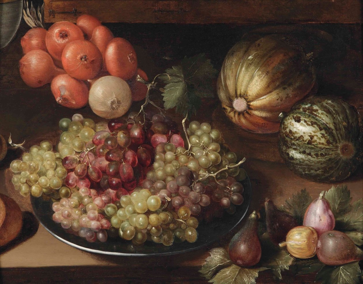 Vita och röda vindruvor på en tennplatta, en löksträng, två meloner och fikon, allt på ett träbord av Circle of Georg Flegel