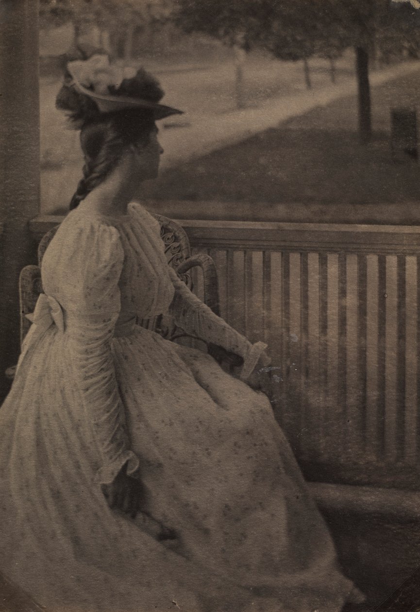 På verandan Julia Hall McCune, ca. 1897. av Clarence H. White