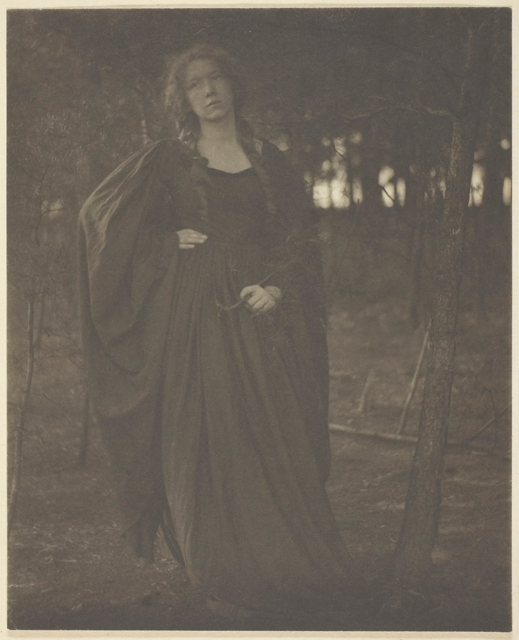 Utan titel [kvinna i skogen], 190105. av Clarence H White