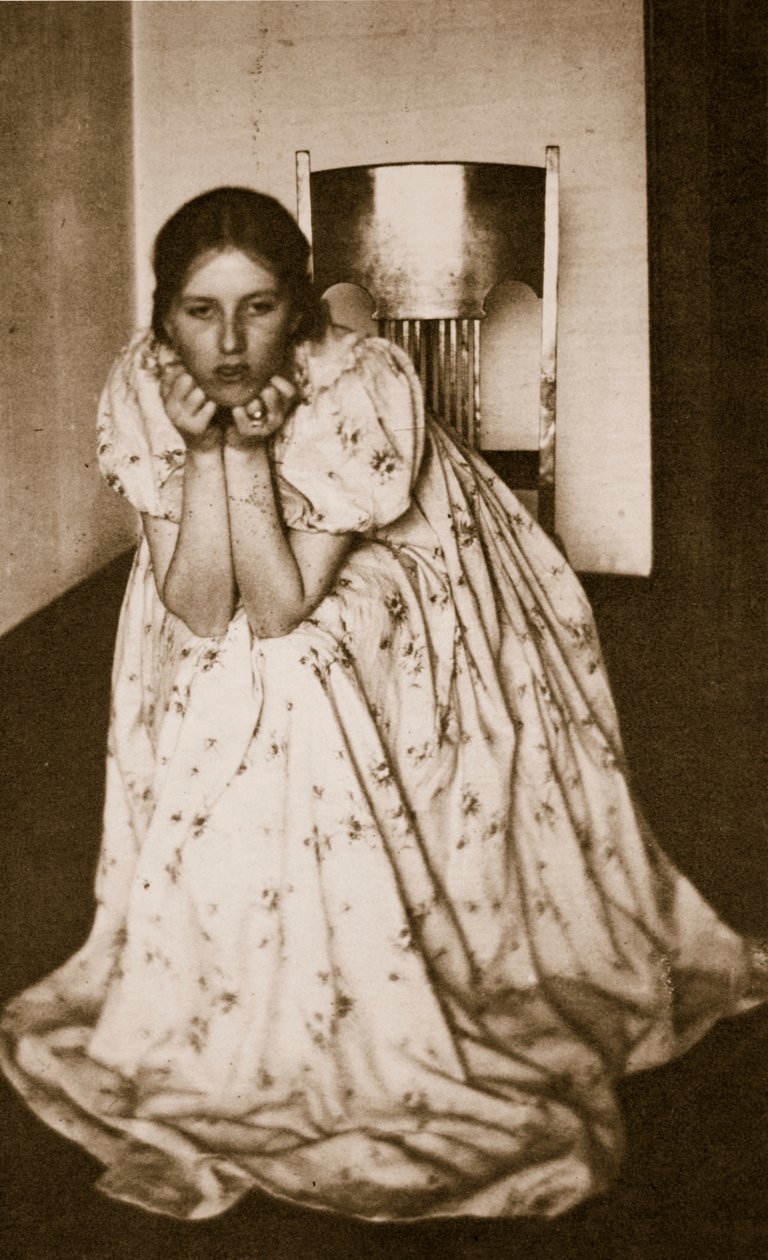 Flicka i en blommig klänning, ca 1910 (fotogravyr) av Clarence Henry White