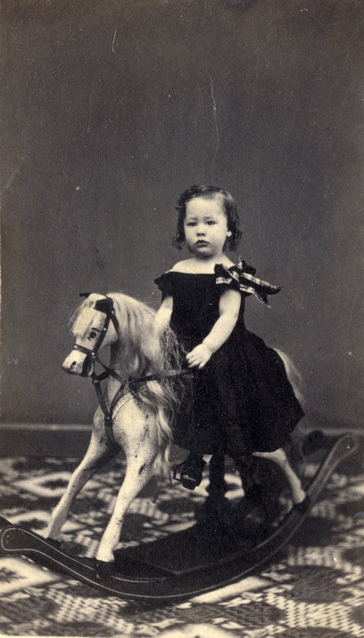 Ung flicka på gunghäst, 1860-talet (albumenprint) av Clark and Hamlin