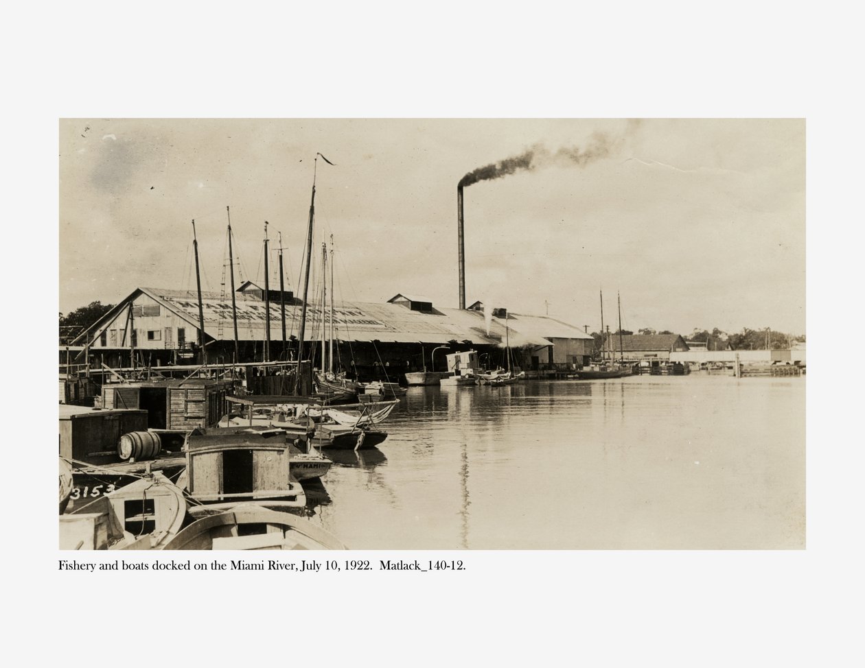 Fiske och båtar lade till vid Miamifloden den 10 juli 1922 av Claude C. Matlack