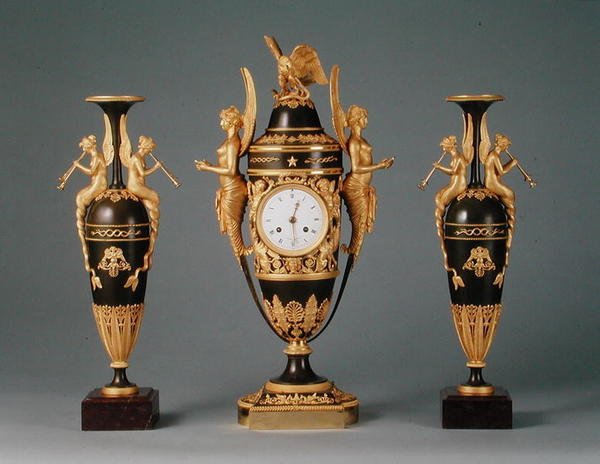 En Empire Vaseklocka och ett par hängande vaser, c.1810 (patinerad brons och ormolu) av Claude (attr. to) Galle