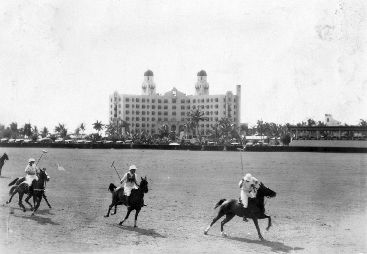 Polomatch framför Nautilus Hotel, Miami Beach, 18 mars 1928 av Claude C. Matlack
