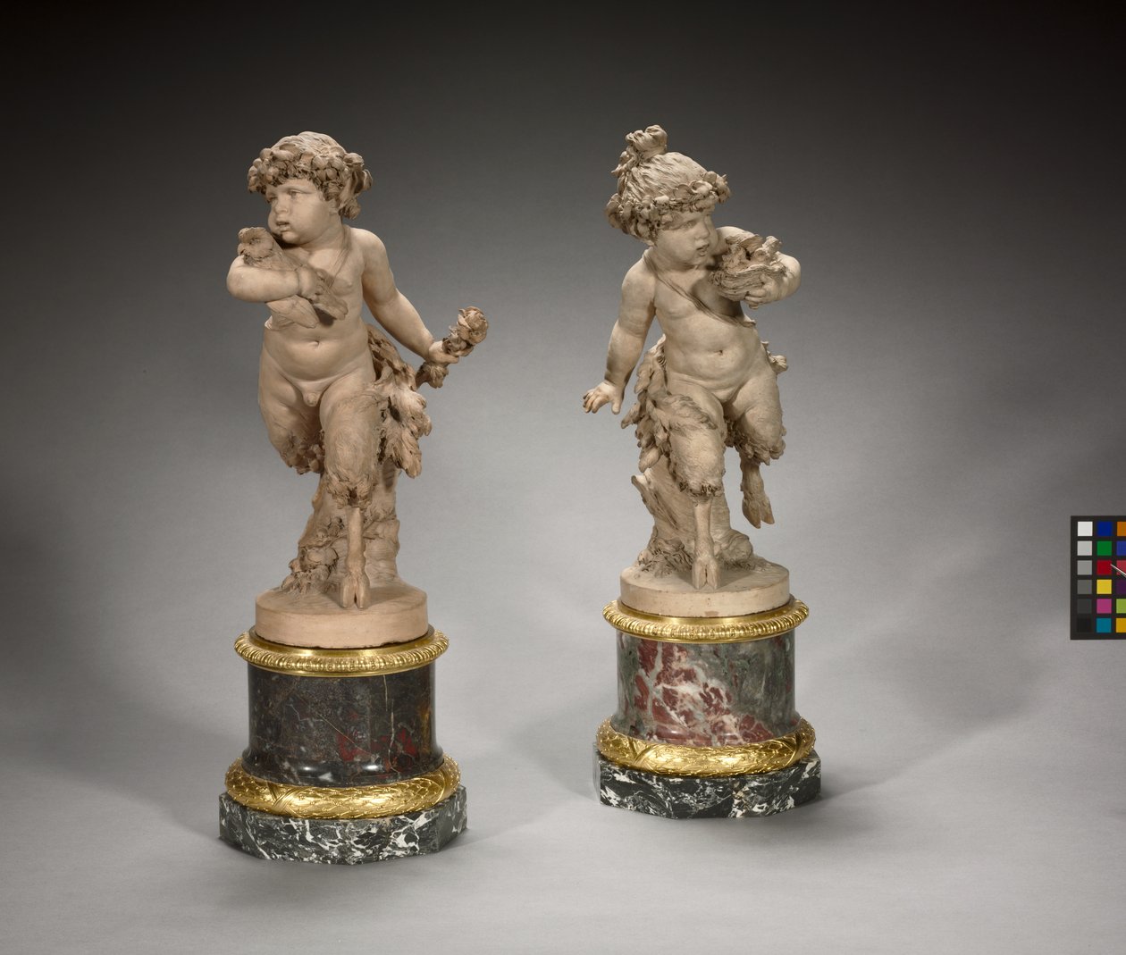 Ung Satyr som springer med ett fågelbo och Ung Satyr som springer med en uggla, 1770-talet av Claude Michel Clodion