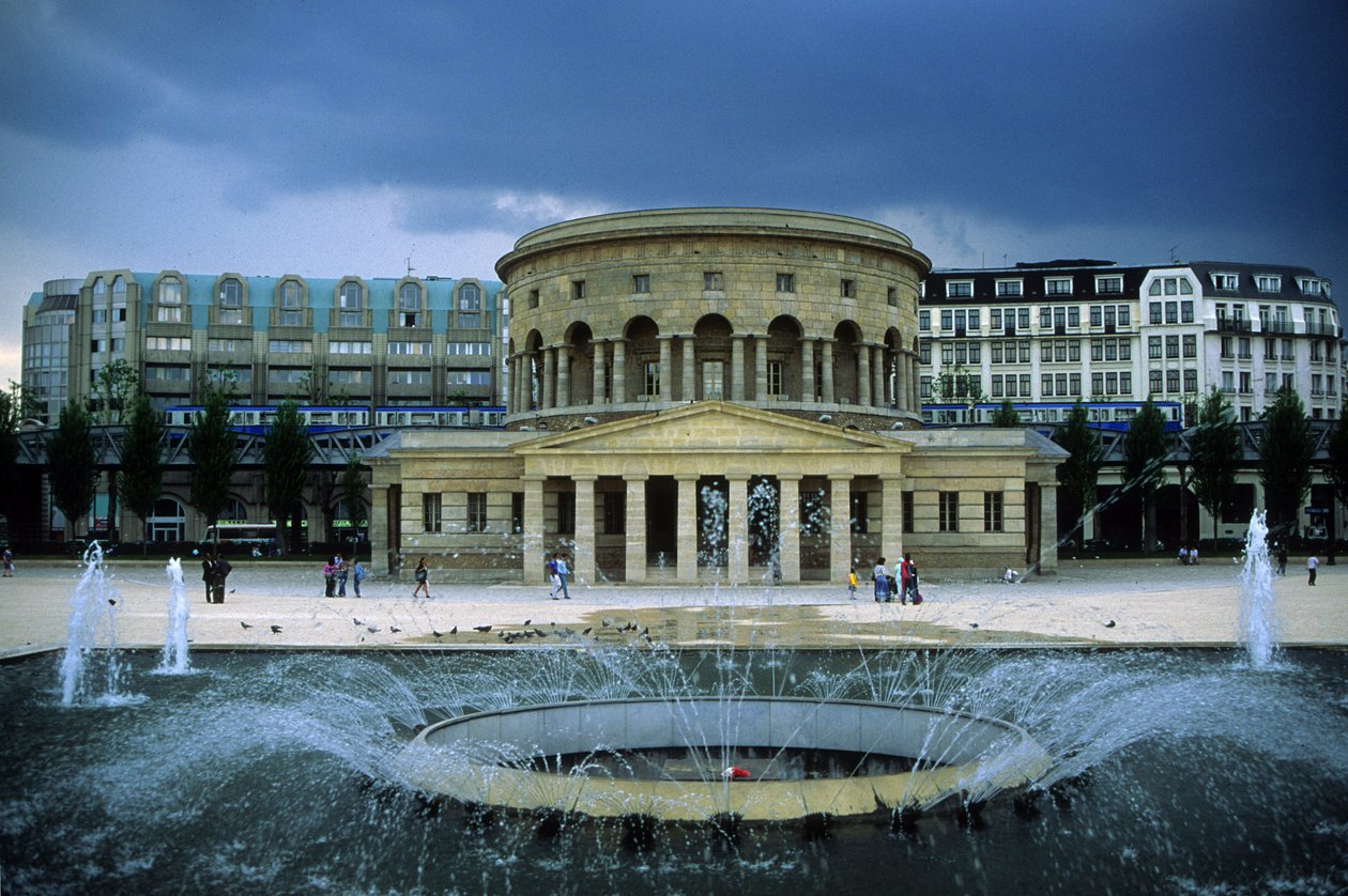 Arkitektur: utsikt över Rotunda de la Villette (Rotunda Ledoux) (1784-1789) gjord av arkitekten Claude Nicolas Ledoux (1736-1806). Paris, Place Stalingrad. av Claude Nicolas Ledoux