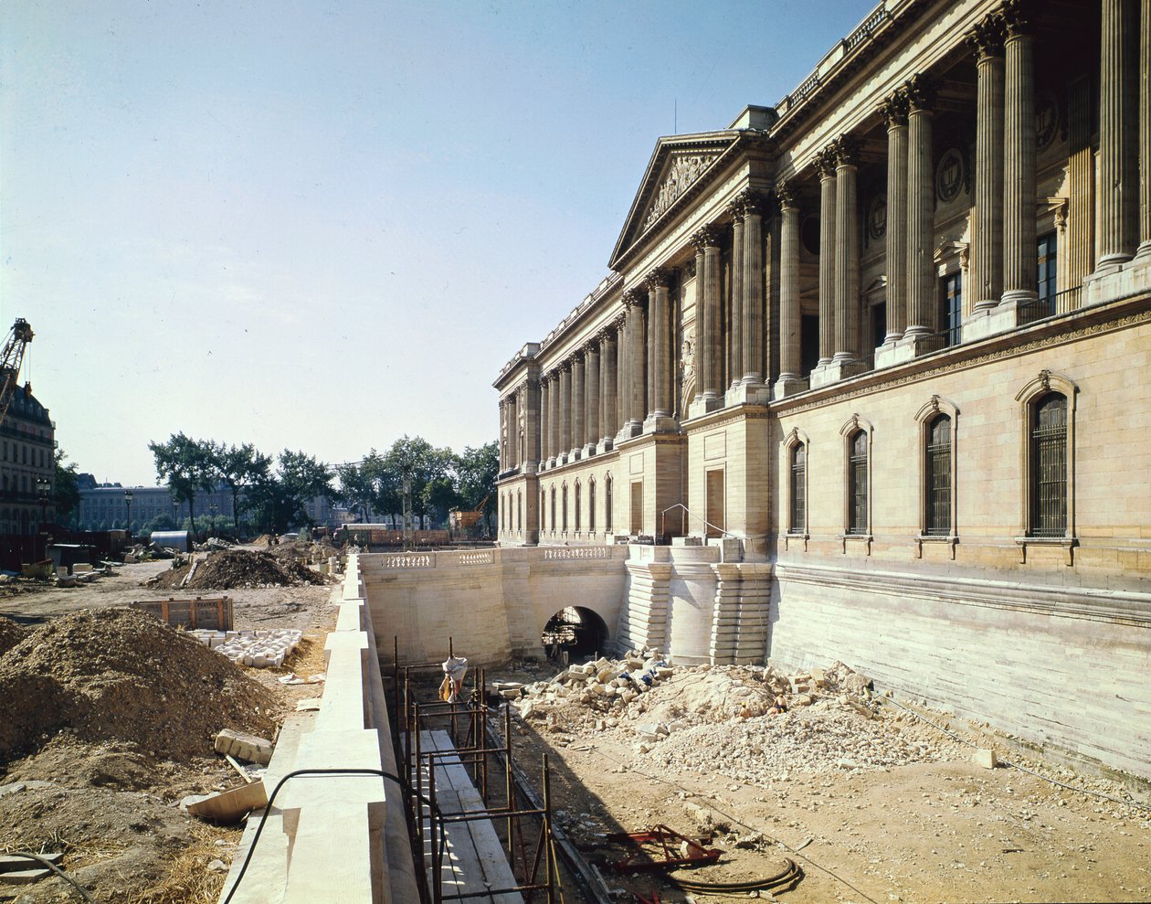 Louvrens pelargång fotograferad under restaurering, 8 september 1966 av Claude Perrault