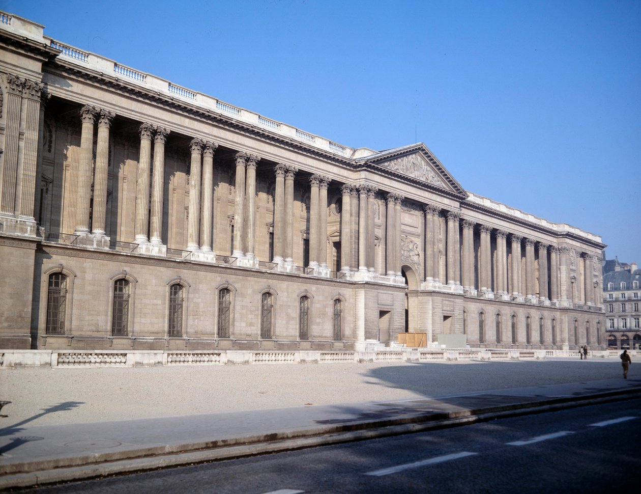Utsikt över Palais du Louvren och pelargångarna. Skapad av arkitekten Claude Perrault (1613-1688) av Claude Perrault