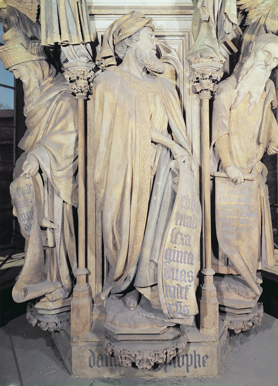 Moses brunn, detalj som visar den sexkantiga piedestalen med figurer av Daniel (mitten), Zacharias (vänster) och Jesaja (höger) 1395-1404 av Claus and Malouel, Jean Sluter