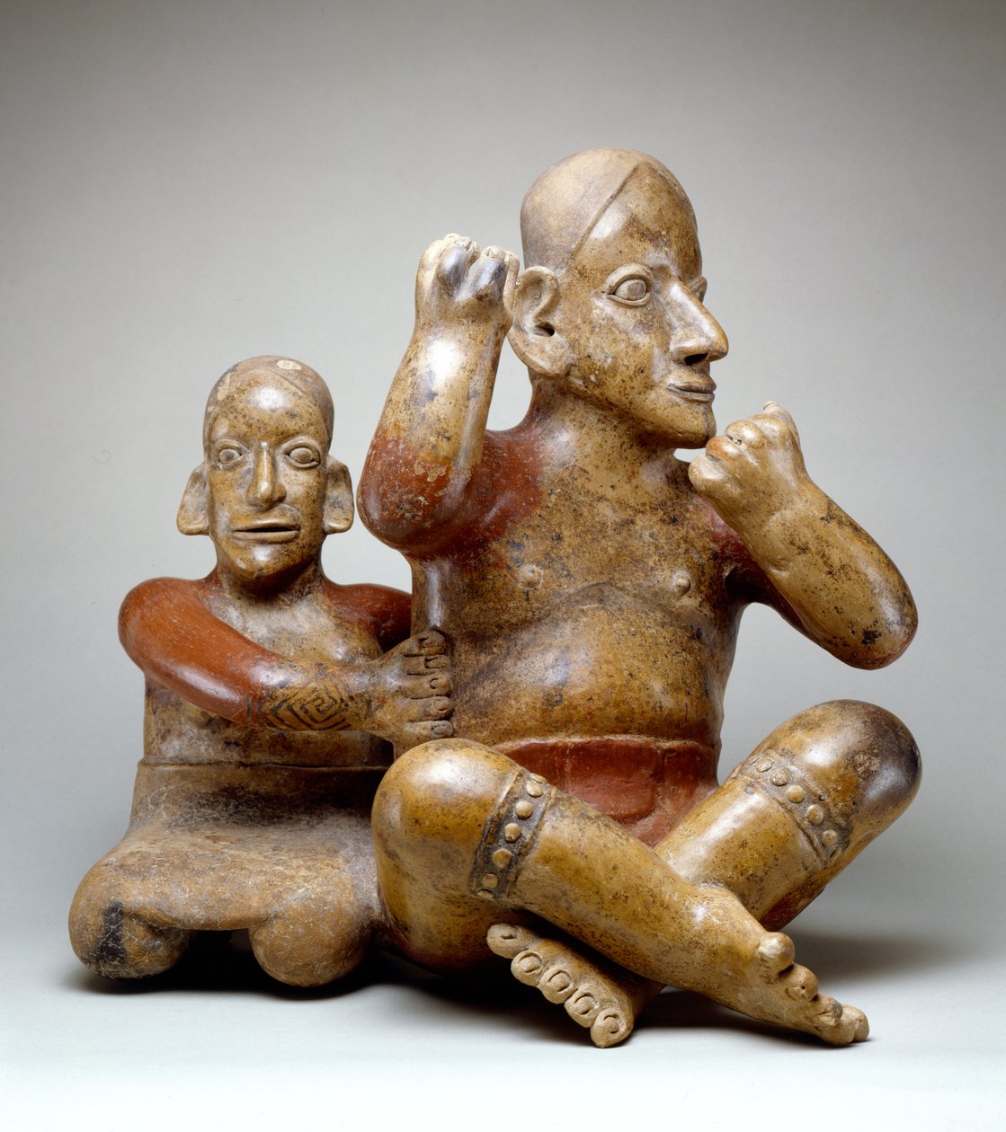Sittande hane och hona (lergods) av Colima Culture