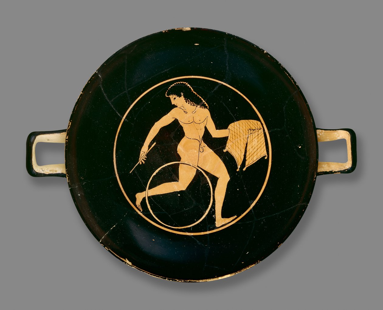 Vindskopp med röd figur dekorerad med en pojke som bär en tallrik mat och rullar en båge, hittad i Chiusi, Italien, ca 500 f.Kr. (keramik) av Colmar Painter