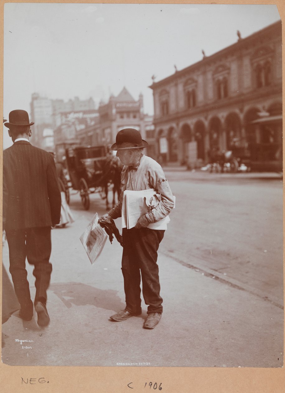 En mand, der står på fortovet i Broadway mellem 34th St. og 35th St. og holder The Evening Telegram avis av Company Byron
