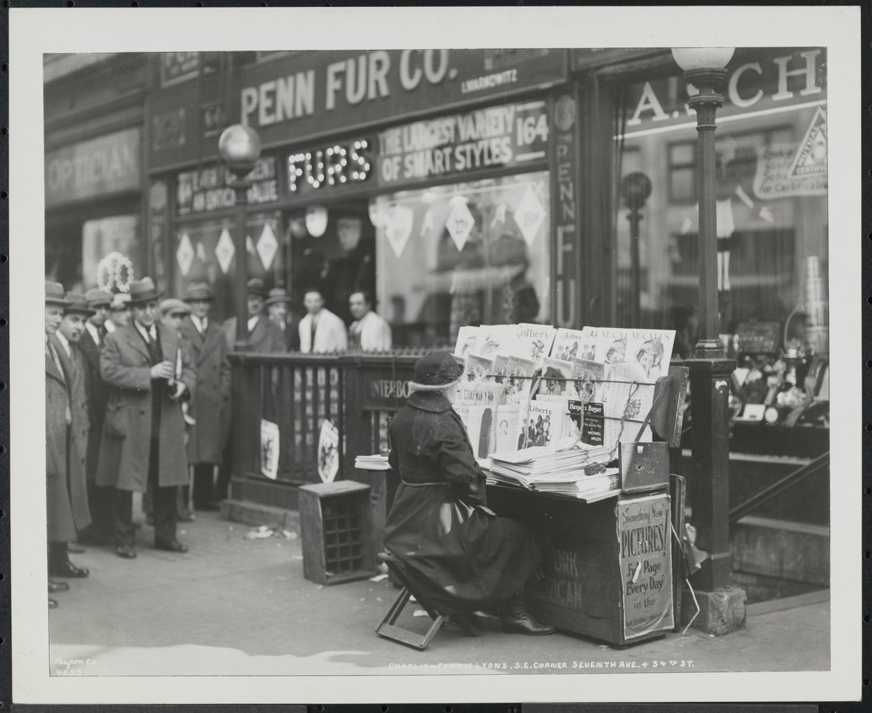 Den blinda nyhetsförsäljaren Fannie Lyons vid sin monter i sydöstra hörnet av 7th Avenue & 34th Street av Company Byron