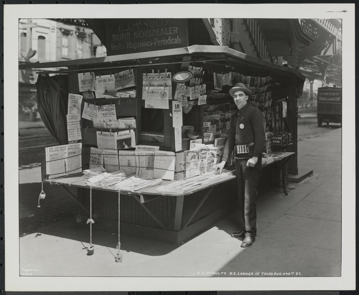 Den blinda nyhetsförsäljaren P.J. McNulty i sin monter i nordöstra hörnet av 3rd Avenue & 42nd Street av Company Byron