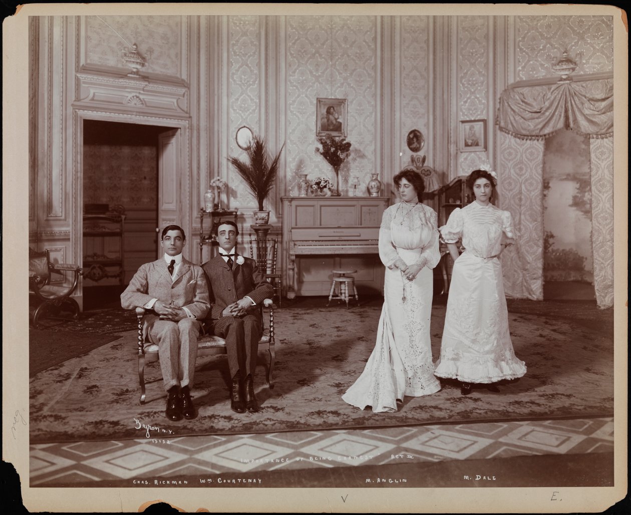 Charles Richman som John Worthing, William Courtney som Algernon Moncrieff, Margaret Anglin som Gwendolen Fairfax och Margaret Dale som Cecily Carew i en återupplivning av Oscar Wildes "The Importance of Being Earnest", presenterad av Charles Frohman av Company Byron