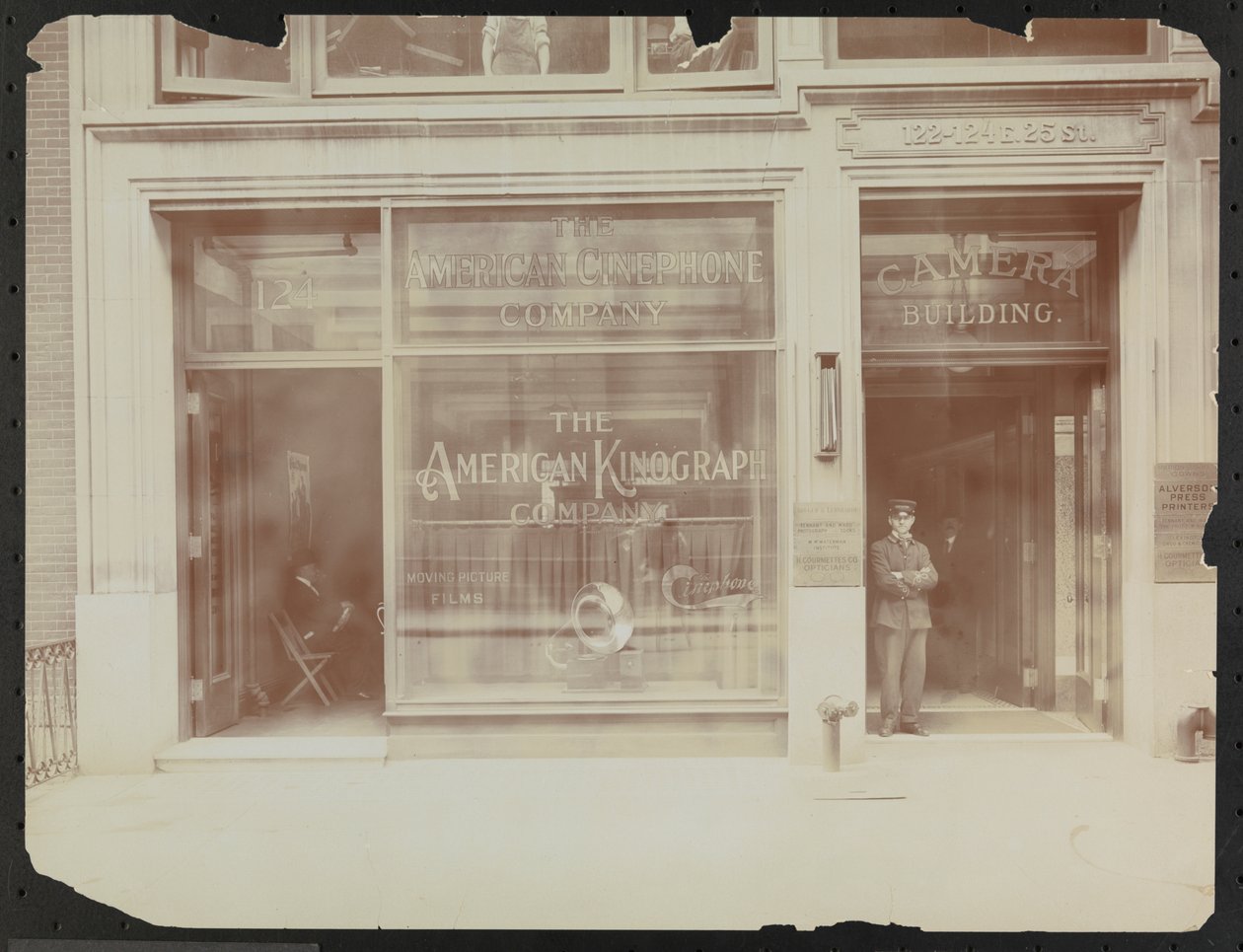 Första våningens fasad på 122-124 E. 25th Street, Camera Building, American Cinephone Company, American Kinograph Company och dörrvakt, New York av Company Byron