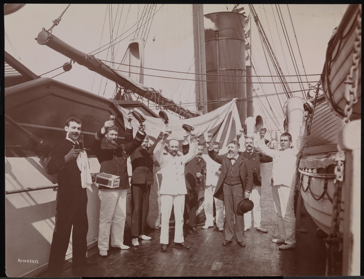 Officerer og besætning skåler med champagne og cigarer på dækket af S.S. "Umbria", ca. 1897 (s/h foto) sverige av Company Byron