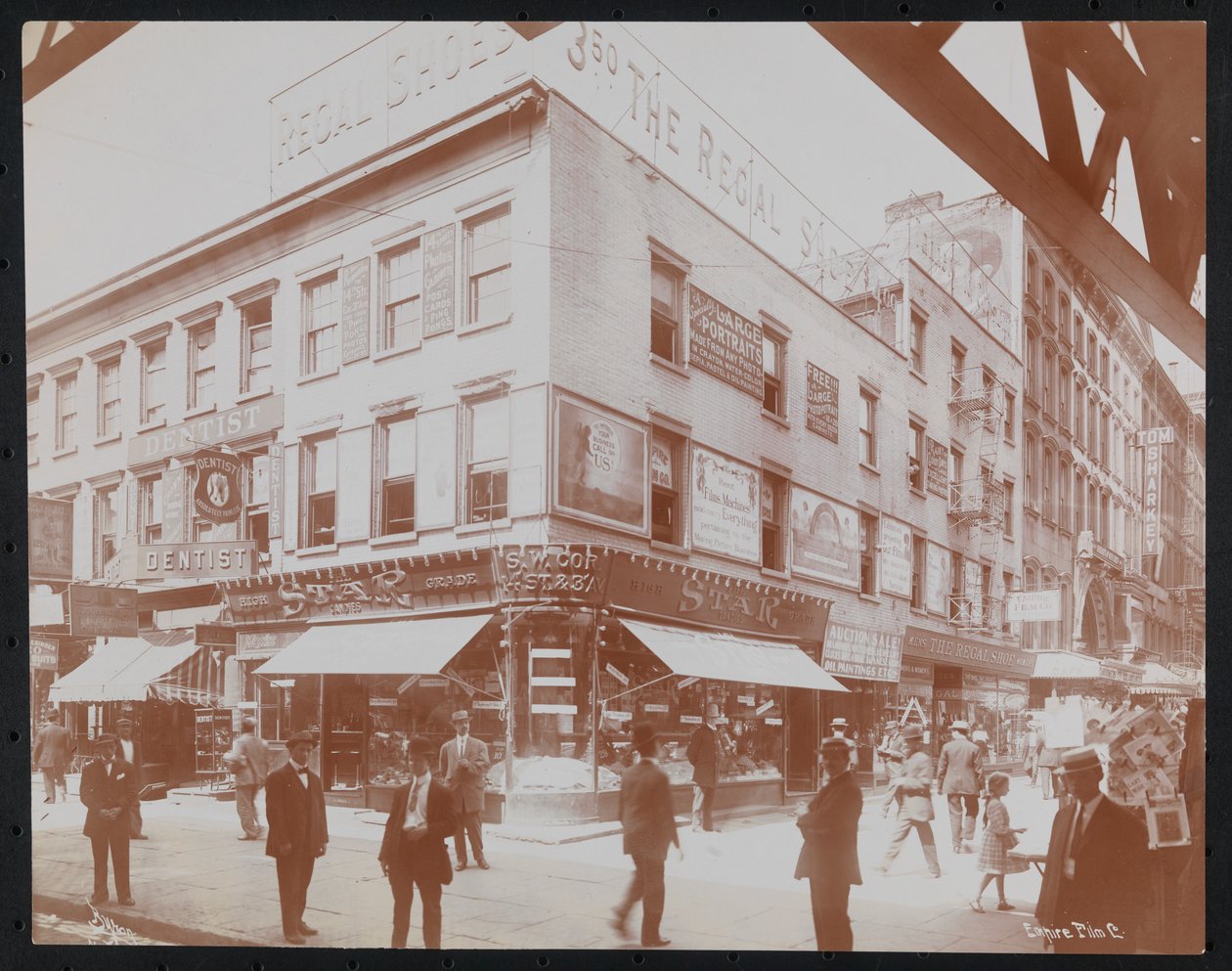 Sydvästra hörnet av 14th Street och 3rd Avenue som visar Star Candies-butiken, en tandläkare, Regal Shoe-butiken och Empire Film Co. med fotgängare, skyltar och en balk från 3rd Avenue förhöjda järnväg synlig, ca 1905 (b/ w foto) av Company Byron