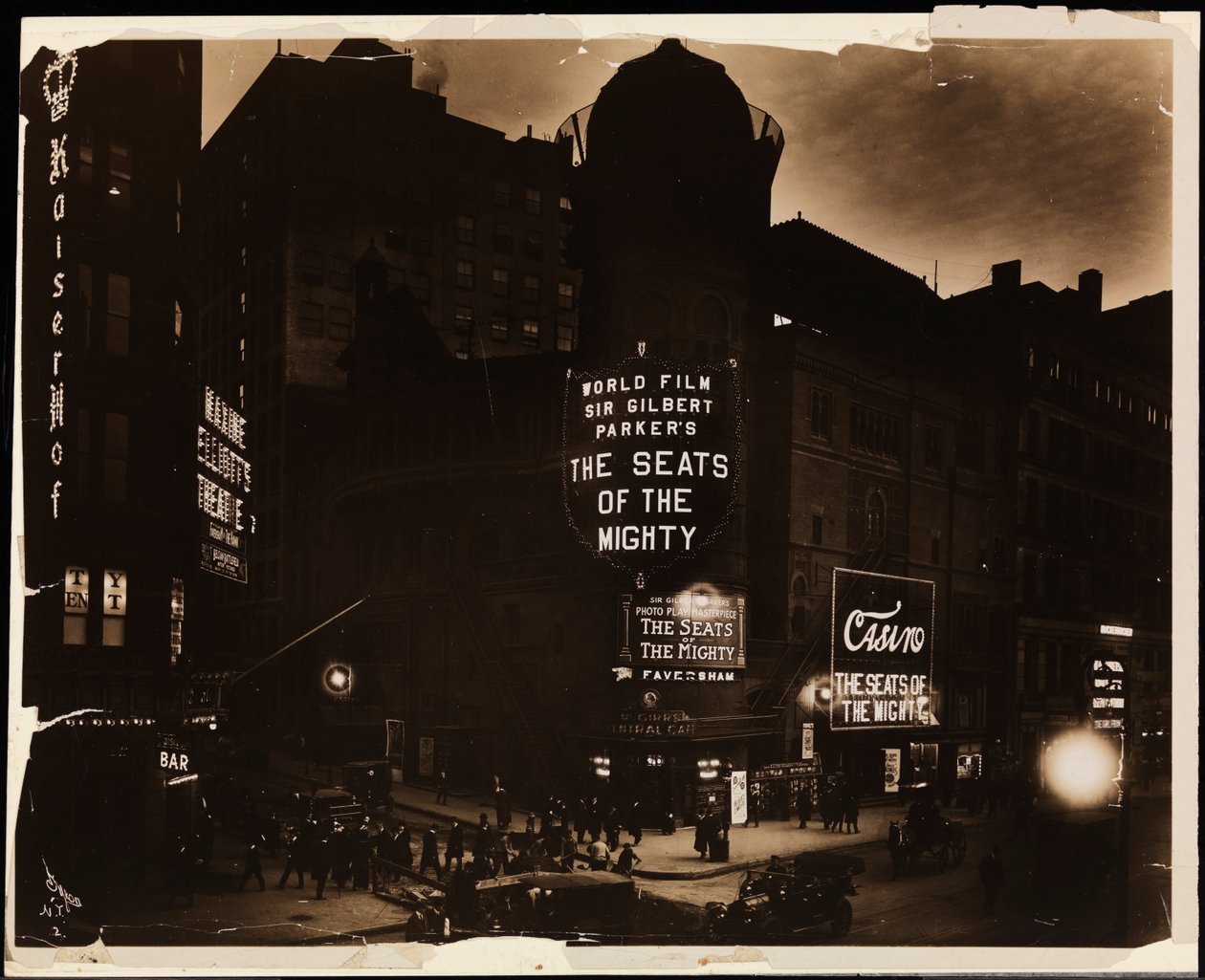 Casinoteatern på natten, folkmassor och bilar och byggnadsarbetare som gräver på gatan, Broadway och 39th St., New York, ca 1915 (s/v-foto) av Company Byron