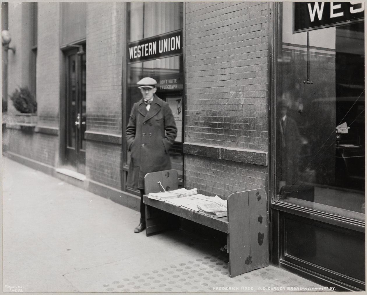 Den blinde nyhetshandlaren, Frederick Rode och det sydöstra hörnet av Broadway & 41st St. En Western Union-skylt är synlig i fönstret bakom Mr. Rode av Company Byron