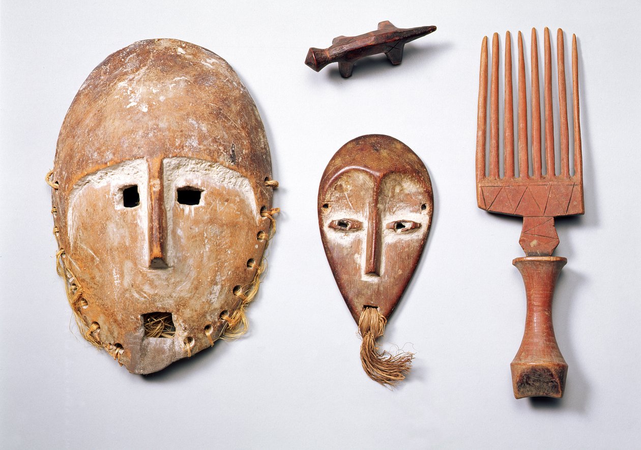 Lukungu-masker, kam och zoomorfisk figur (trä och fiber) av Congolese