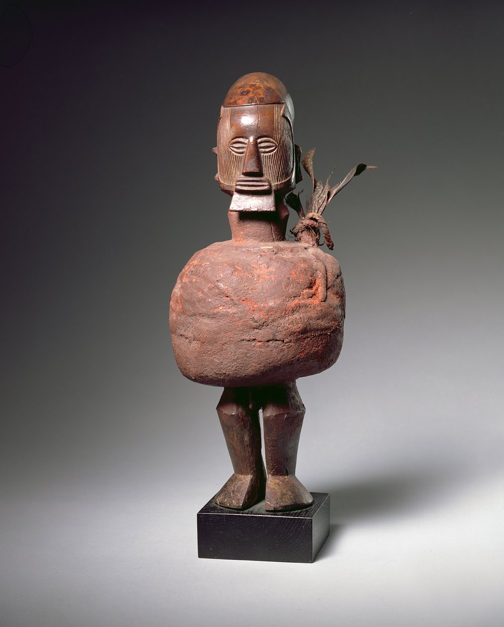 Nkisi andlig figur (trä, lera, textil och fjädrar) (se även 181654) av Congolese