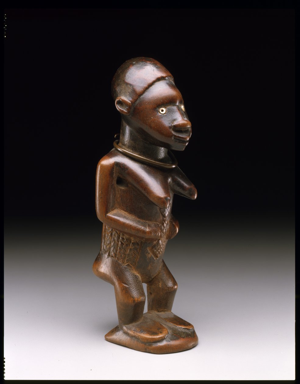 Stående kvinnlig figur, Bembe-människor (trä, pärlor och metall) av Congolese Congolese