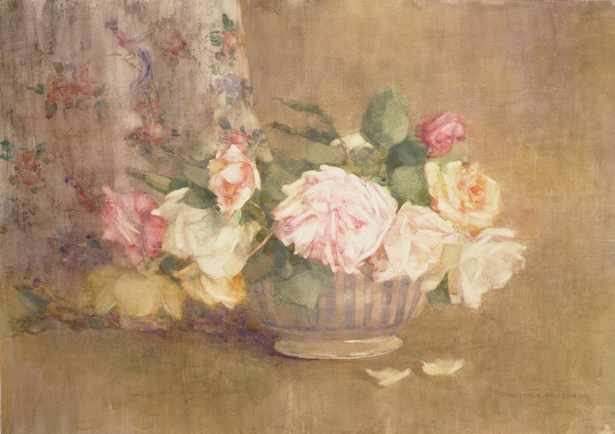 En skål med rosa, gula och vita rosor (akvarell på papper) av Constance Walton
