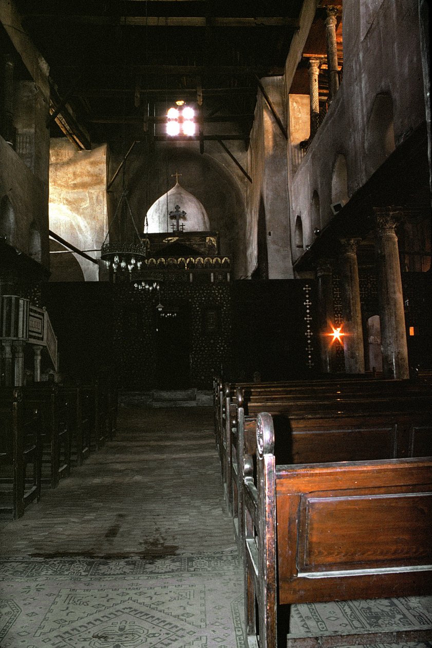Vy över interiören i de heliga Sergius och Bacchus kyrka (Abu Serga) av Coptic