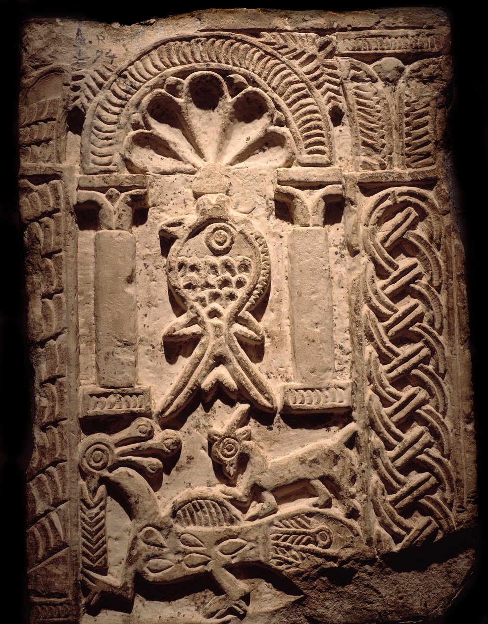 Koptisk civilisation: väggfragment av höga reliefer med fisk (kristen symbol). 6:e eller 7:e århundradet efter JC. Luxor, egyptiska konstmuseet av Coptic Coptic
