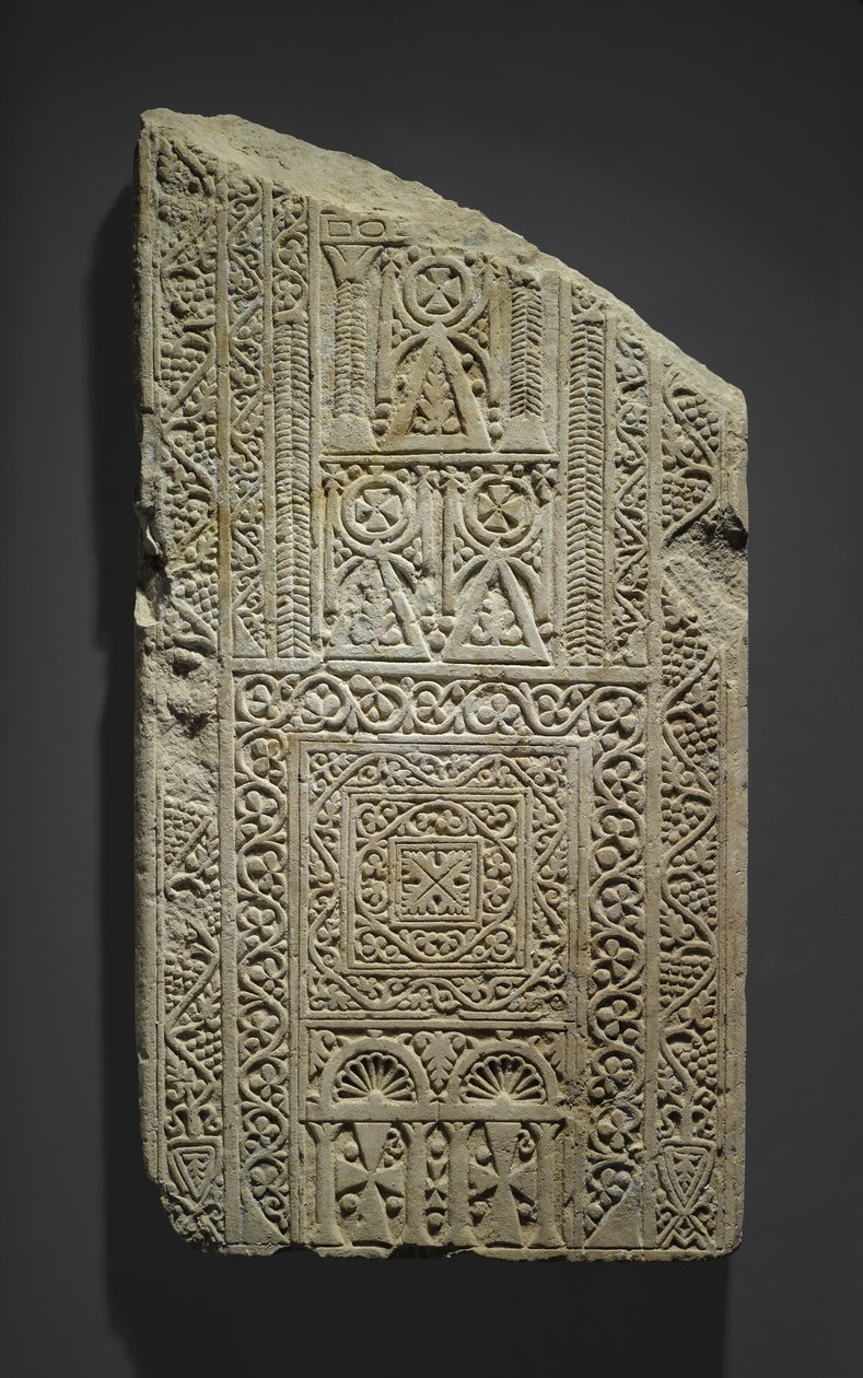 Fragmentär stela, möjligen hittad i Esna, 700-800-talet (kalksten med spår av gips) av Coptic Coptic
