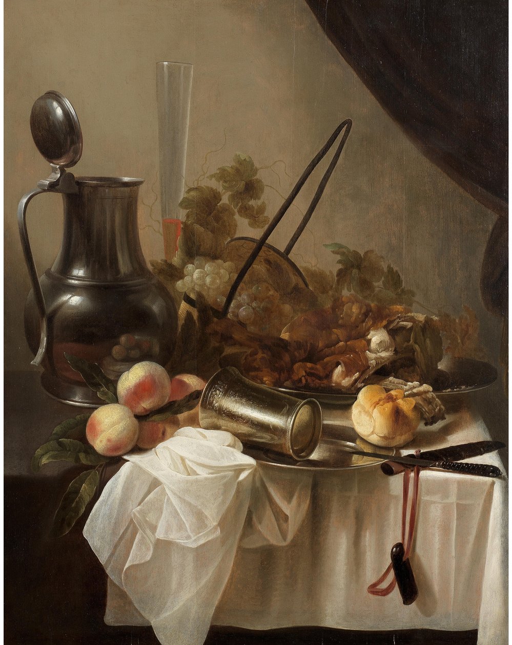 En tennkanna med en omkullvältad silverbägare med frukt, bröd och kött på en draperad bordsskiva av Cornelis Kruys