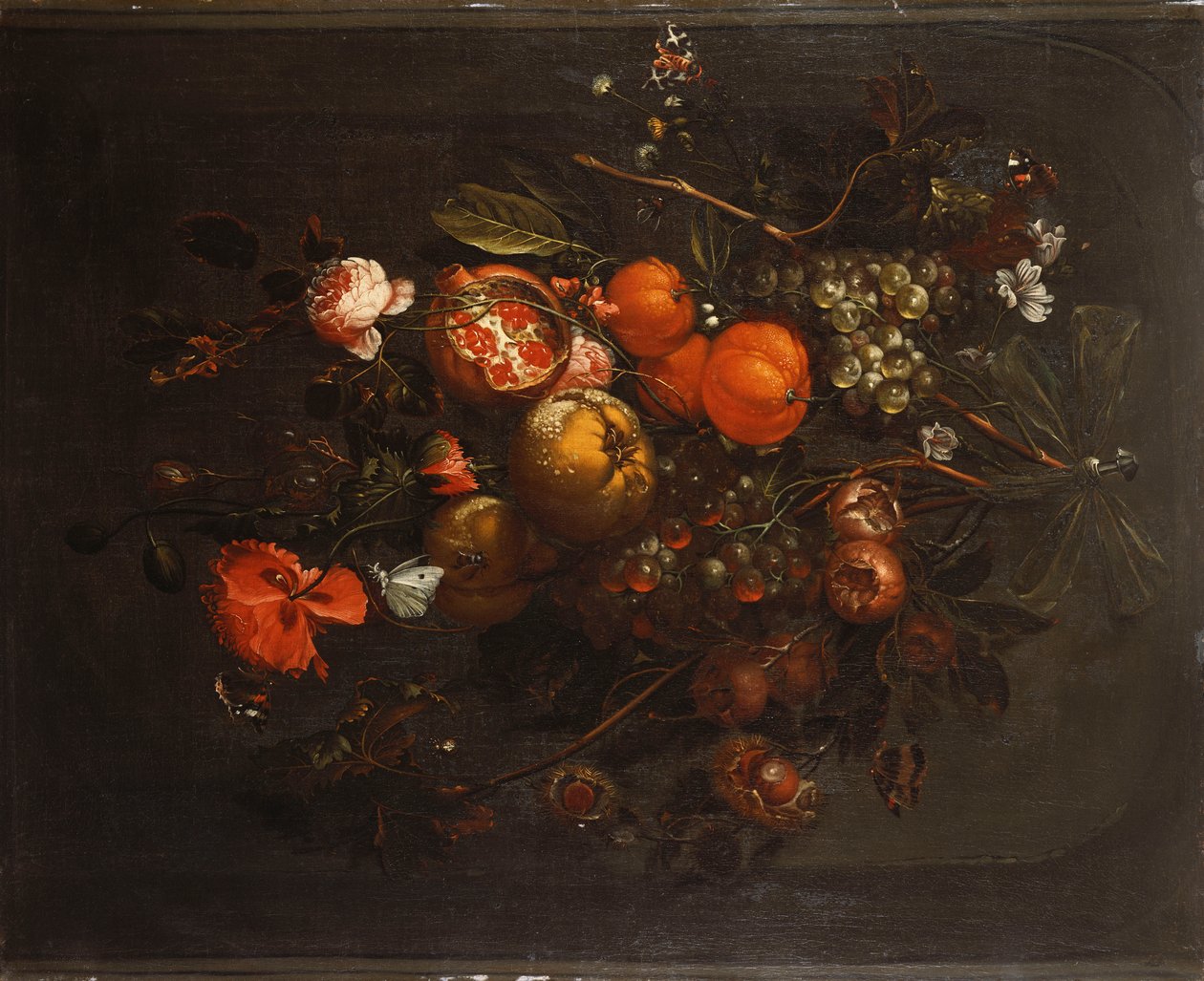 En bukett med frukt och blommor som hänger från en spik i en nisch av Cornelis de Heem