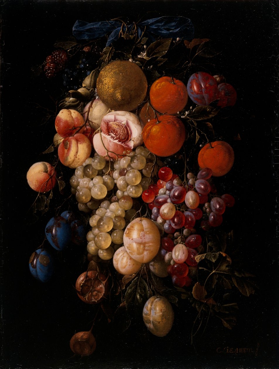 Stilleben av vindruvor, körsbär och plommon som hänger från en spik med ett blått band av Cornelis de Heem
