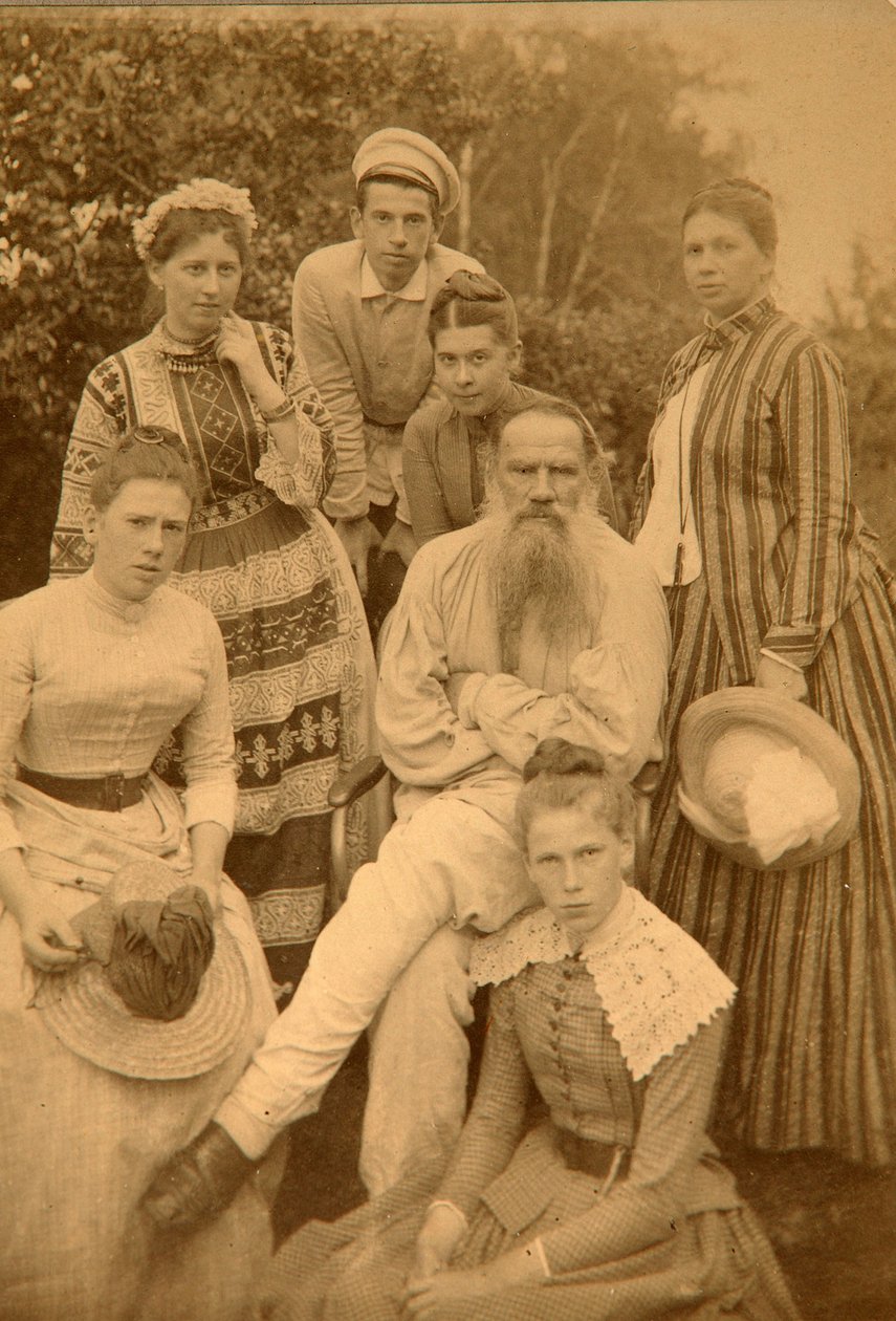 Författaren Leo Tolstoj med sin familj i Yasnaya Polyana av Count Semyon Semyonovich Abamelek Lazarev