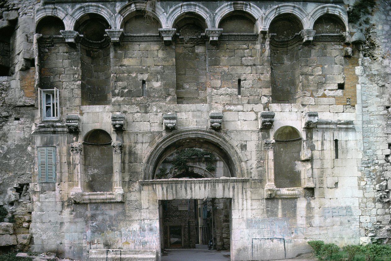 Porta Aurea vid Diocletians palats. ca 300 e.Kr av Croatian School