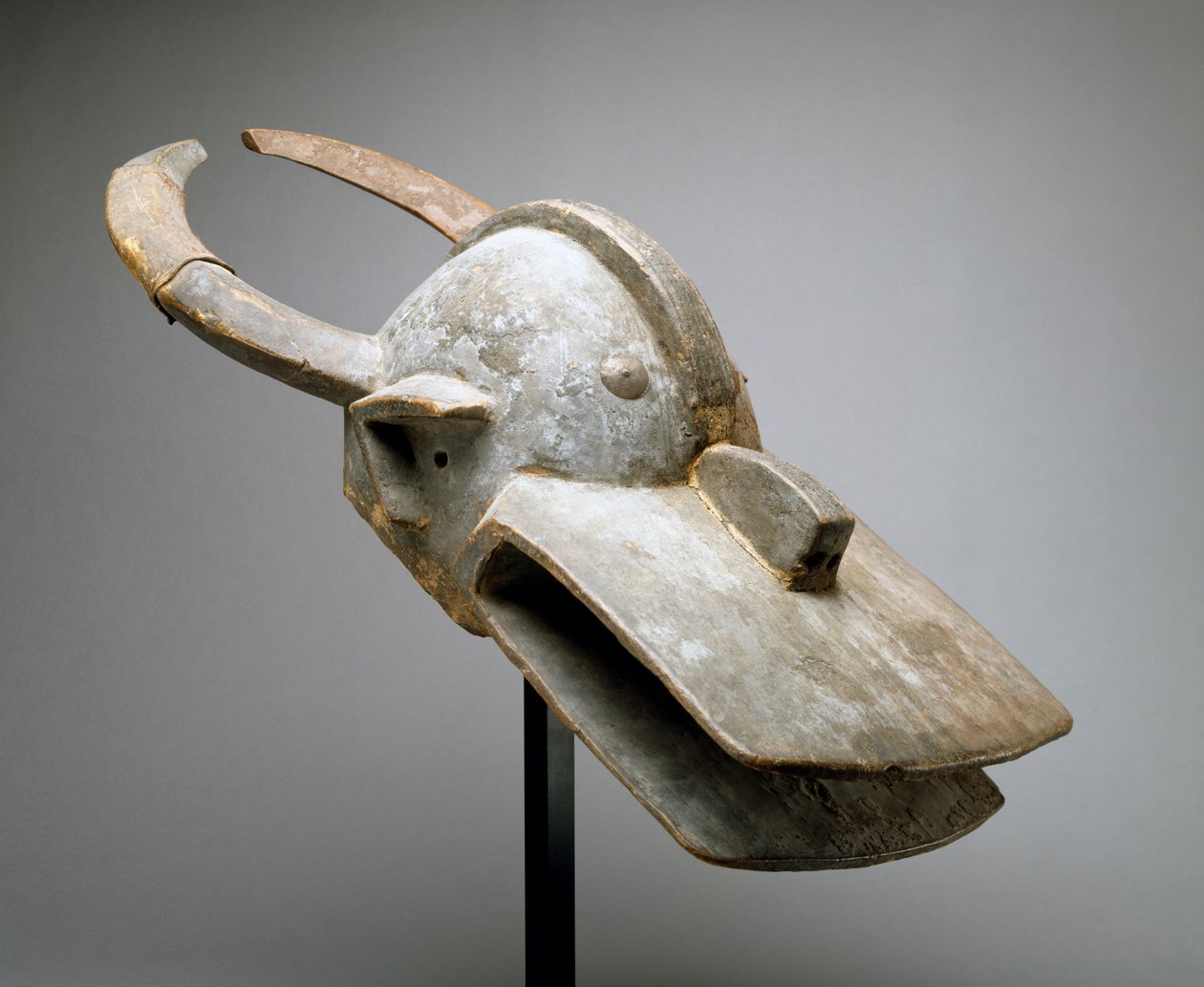 Hjälmmask för en buskko (Vara Society), västra Sudan, Afrika söder om Sahara, sent 1800-tal (trä, offermaterial, metall, spikar och djurhudar) av Culture Chamba