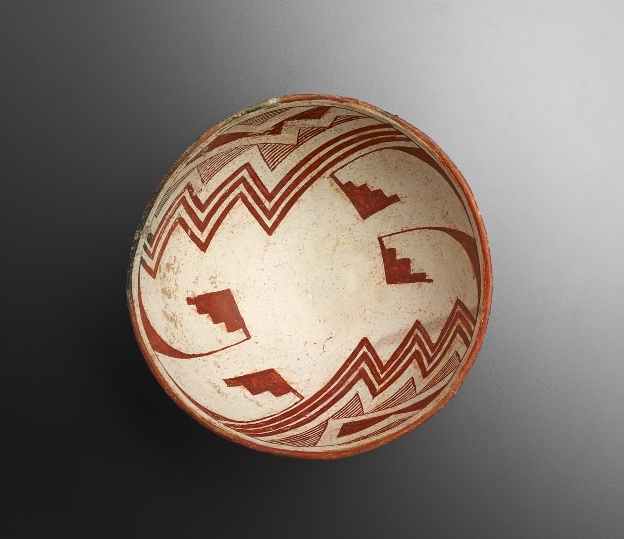 Skål med geometriska mönster, 900-1100 (lergods med slipmålning) av Culture Mimbres