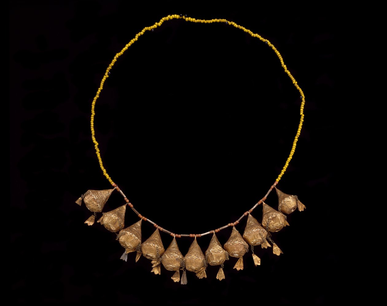 Pannband av en krona, sent 1800-tidigt 1900-tal (guld, korall och glaspärlor) av Culture Minangkabau
