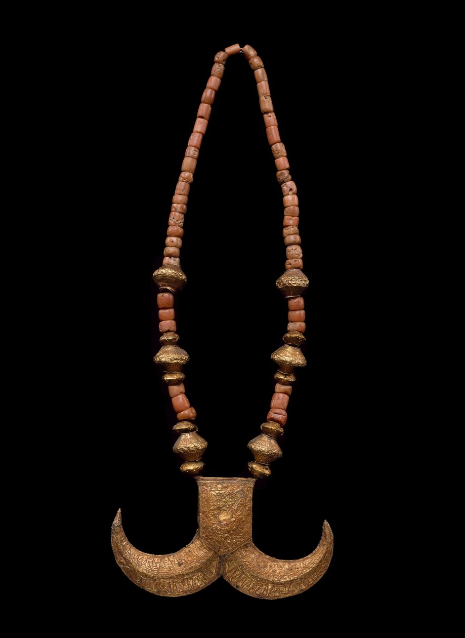 Tiger Claw Halsband, sent 1800-tidigt 1900-tal (guldfolie, trä, koppar och korall) av Culture Minangkabau