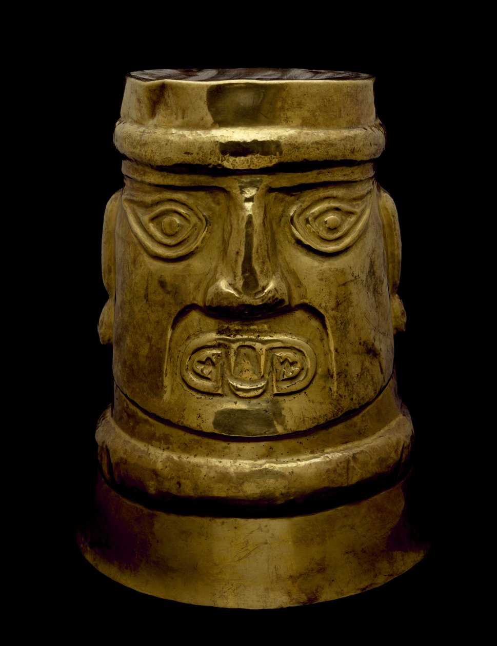 Bägare som skildrar en gudom med ögon och huggtänder i Sicán-stil, 800-1350 e.Kr. (guld) av Culture Sicán